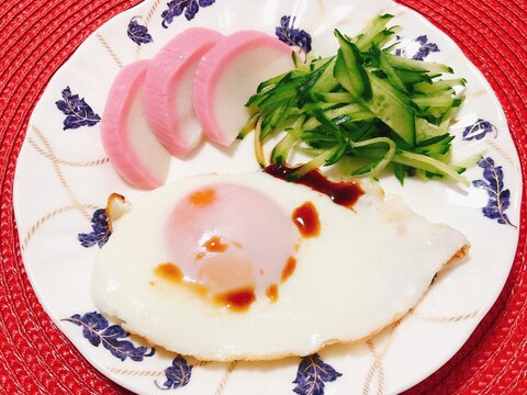 目玉焼きのお皿(野菜、かまぼこ)